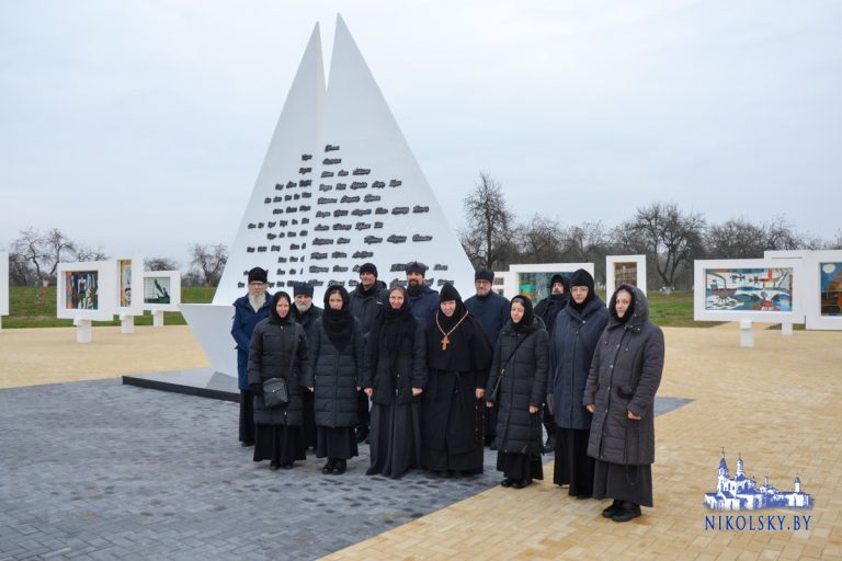 Монашествующие братия и сестры посетили мемориал в аг.Красный Берег
